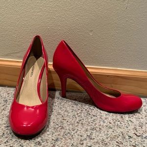 Comfortable red round toe heels